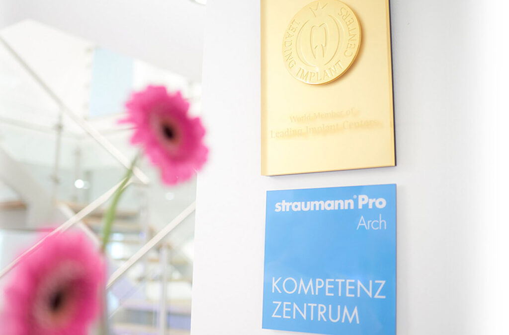 Auszeichnungen Straumann Pro Arch Kompetenzzentrum und Leading Implant Center – Zahnarzt in Nürnberg Dr. Alius, Implantologie in der Praxisklinik in der Mauthalle
