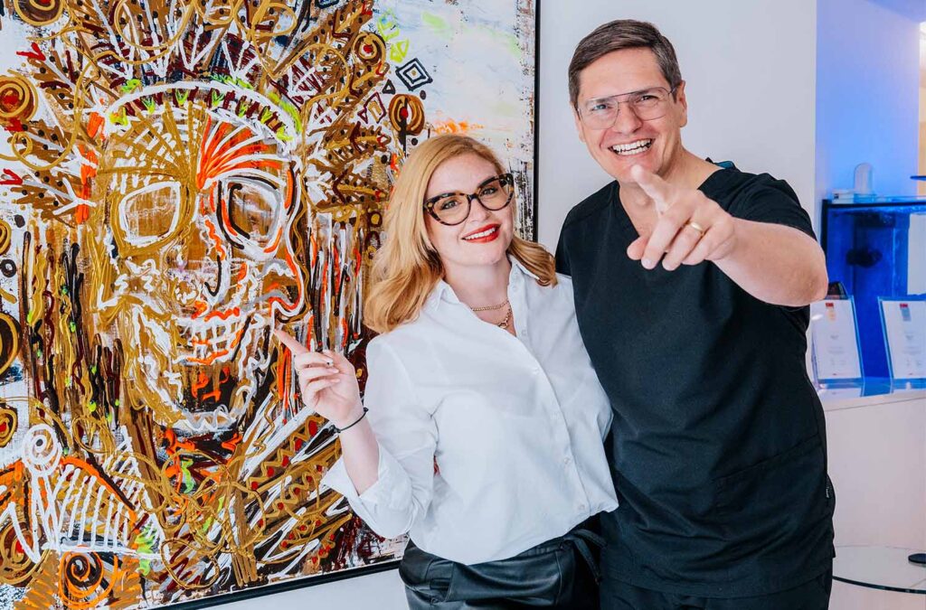 Dr. Jochen K. Alius mit Carina Alius in der Praxisklinik in der Mauthalle – Zahnarztpraxis in Nürnberg in zweiter Generation